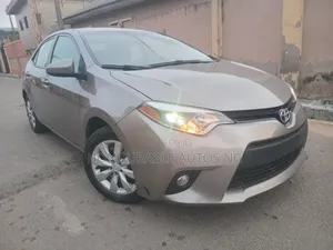 Toyota Corolla LE Premium 4dr Sedan (1.8L 4cyl CVT) 2015 Gold