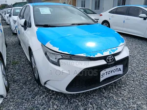 Toyota Corolla LE 2021 White