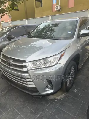 Toyota Highlander XLE 4x4 V6 (3.5L 6cyl 8A) 2018 Gray