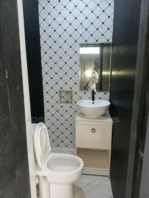 Mini Flat in Off Bourdillon for rent