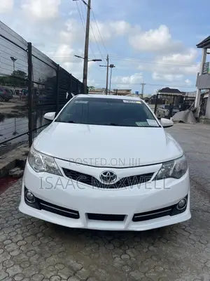 Toyota Camry SE 4dr Sedan w/Prod. End 11/13 (2.5L 4cyl 6A) 2014 White