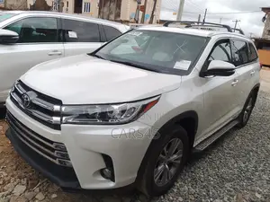 Toyota Highlander XLE 4dr SUV AWD (3.5L 6cyl 6A) 2015 White