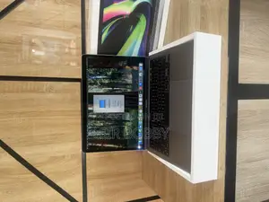 Laptop Apple MacBook Pro 2022 M2 8GB Apple M2 SSD 256GB