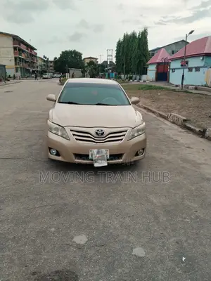 Toyota Camry LE 4dr Sedan (2.5L 4cyl 6AM) 2010 Gold