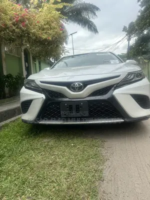 Toyota Camry XSE FWD (2.5L 4cyl 8AM) 2018 White