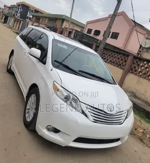 Toyota Sienna XLE 8-Passenger 4dr Minivan (3.5L 6cyl 6A) 2014 Off white