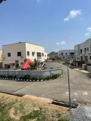 5bdrm Duplex in Nut Estate, FHA for sale