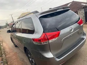 Toyota Sienna 2010 Silver