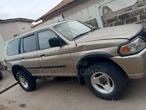 Mitsubishi Montero Sport LS 4x4 2000 Gold