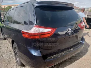 Toyota Sienna XLE 7 Passenger Auto Access Seat (3.5L 6cyl 6A) 2016 Blue