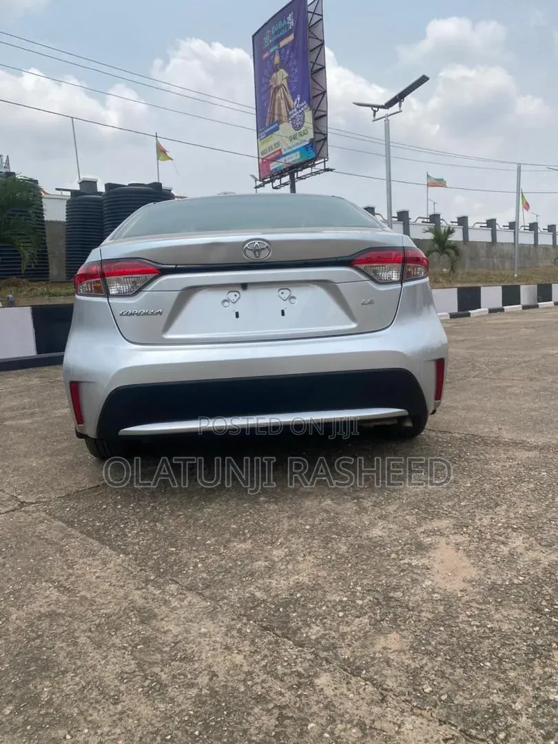 Toyota Corolla LE 2020 Silver