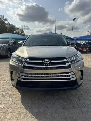 Toyota Highlander XLE 4x2 V6 (3.5L 6cyl 8A) 2017 Gold