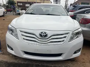 Toyota Camry XLE 4dr Sedan (2.5L 4cyl 6A) 2011 White
