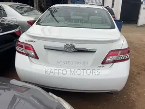 Toyota Camry XLE 4dr Sedan (2.5L 4cyl 6A) 2011 White
