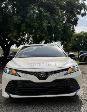 Toyota Camry LE FWD (2.5L 4cyl 8AM) 2018 White