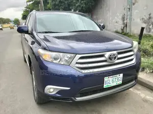 Toyota Highlander SE 2012 Blue