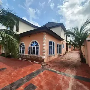 5bdrm Duplex in Ologuneru for sale