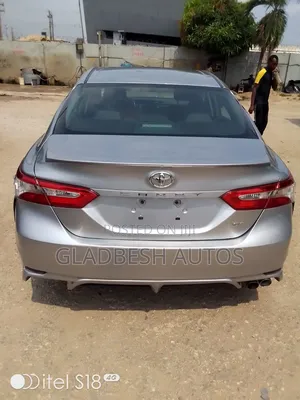 Toyota Camry SE FWD (2.5L 4cyl 8AM) 2018 Silver