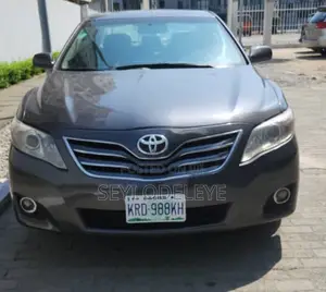 Toyota Camry XLE 4dr Sedan (2.5L 4cyl 6A) 2011 Gray