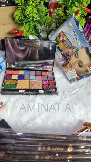 Absolute Eye Shadow Palette With Foundation