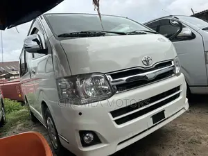Toyota HiAce 2016 White