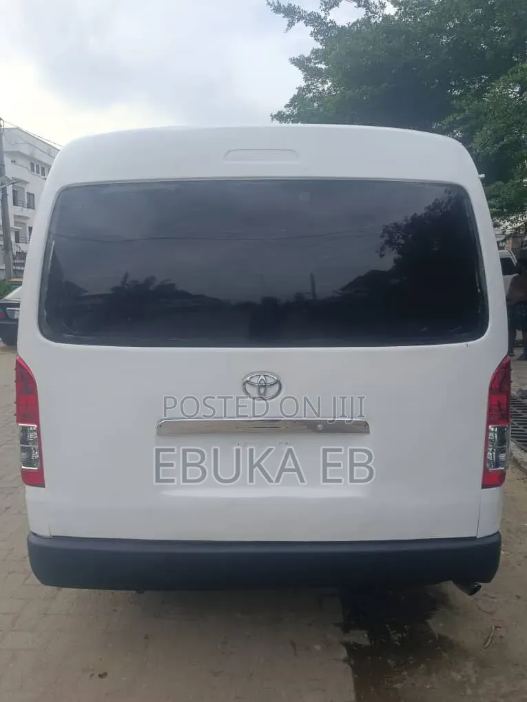 Toyota HiAce 2015 White