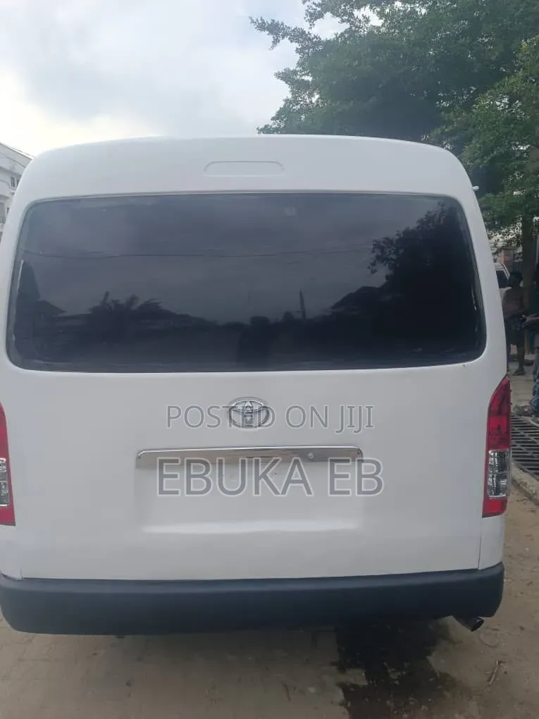 Toyota HiAce 2015 White