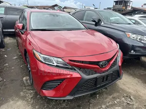 Toyota Camry SE 2021 Maroon