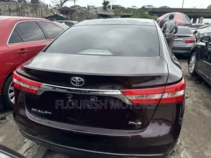 Toyota Avalon XLE Premium Sedan FWD (3.5L 6cyl 6A) 2013 Maroon