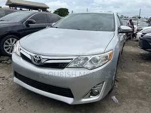 Toyota Camry XLE V6 4dr Sedan (3.5L 6cyl 6A) 2013 Silver