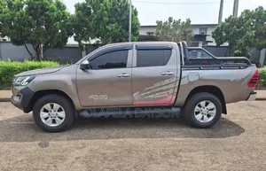 Toyota Hilux 2017 Maroon