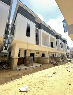 3bdrm Townhouse/Terrace in A Well Secured, Lekki Phase 2 for sale