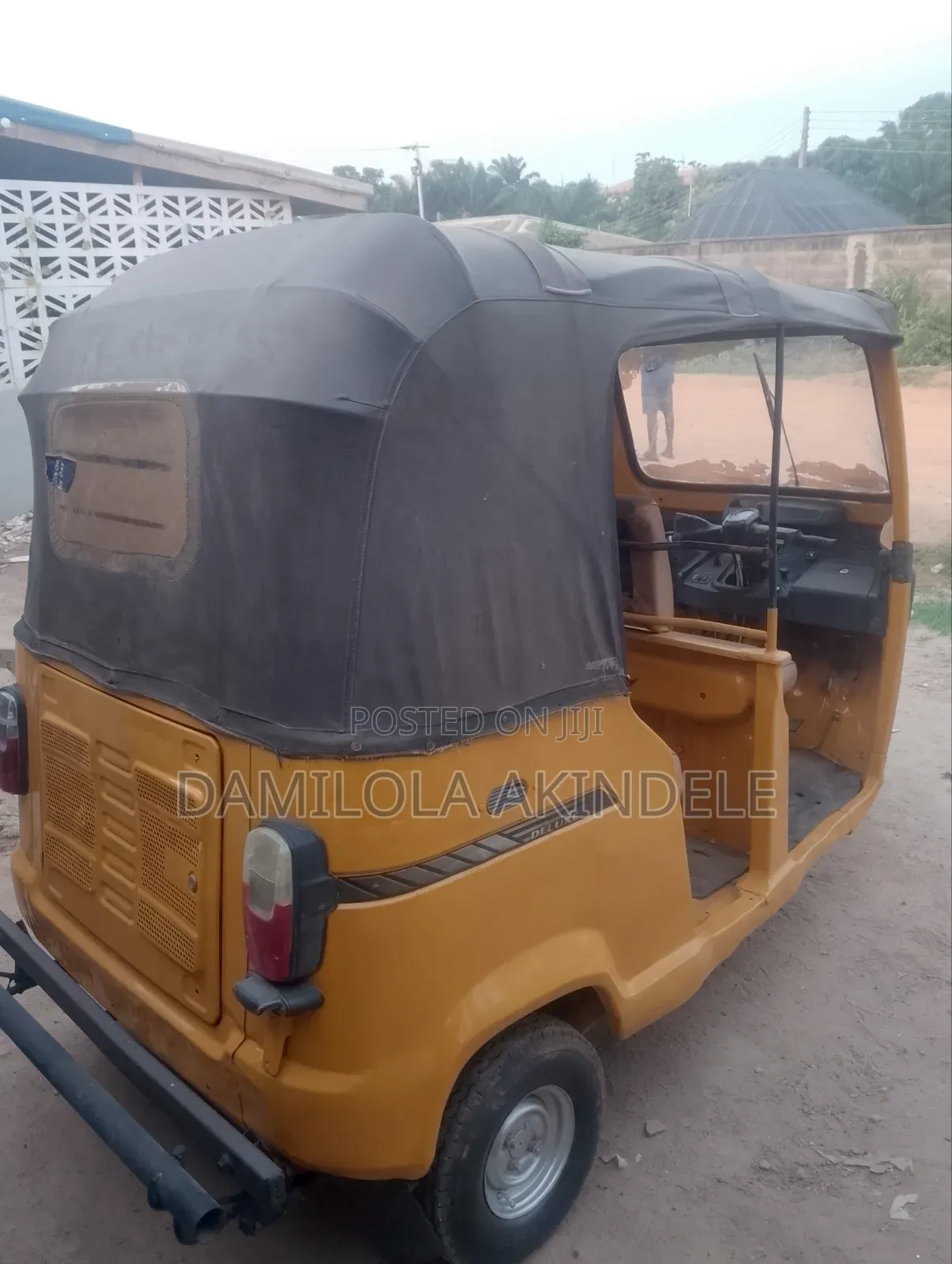 Bus 2023 Yellow