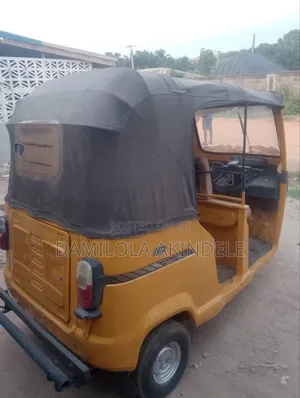 Bus 2023 Yellow