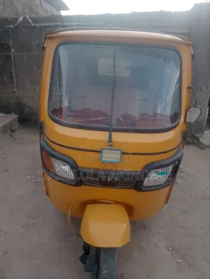 Bus 2023 Yellow