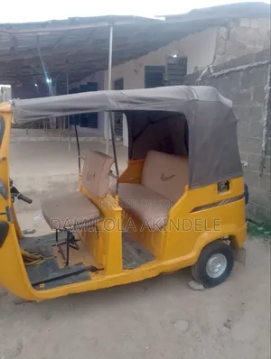 Bus 2023 Yellow