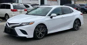 Toyota Camry SE FWD (2.5L 4cyl 8AM) 2018 White
