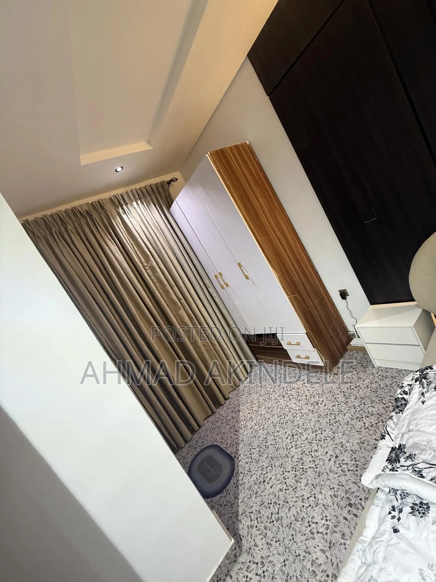 One Bed With Two Toilets