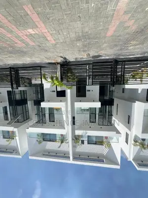 4bdrm Duplex in Chevron for sale