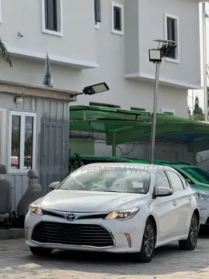 Toyota Avalon XLE Sedan FWD (3.5L 6cyl 6A) 2017 White
