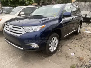 Toyota Highlander SE 2012 Blue