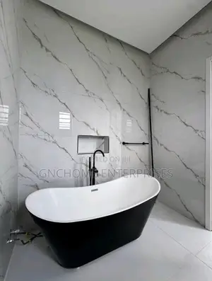 Free Standing Bathtub White And Black 170/75cm