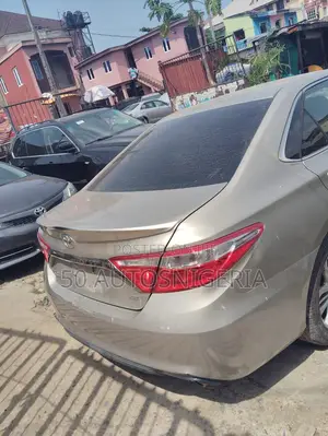 Toyota Camry SE 4dr Sedan (2.5L 4cyl 6A) 2015 Gold