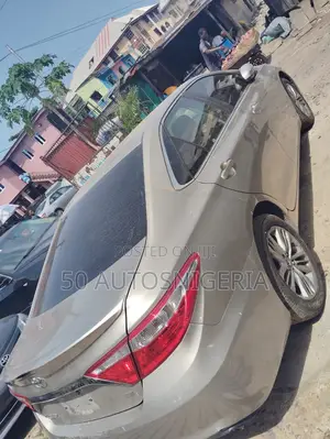 Toyota Camry SE 4dr Sedan (2.5L 4cyl 6A) 2015 Gold