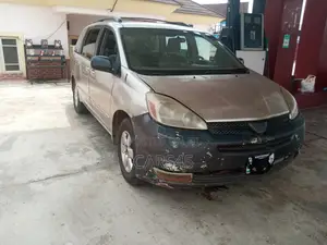 Toyota Sienna 2004 Gold