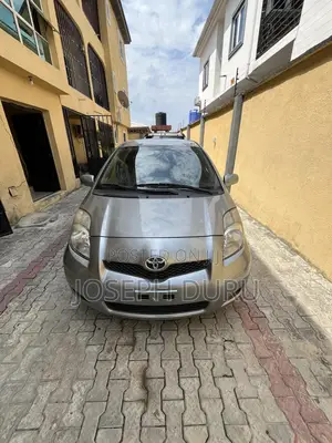 Toyota Yaris Base Sedan 4dr 2010 Silver