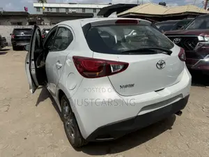 Toyota Yaris 1.5 Sedan LE 2020 White