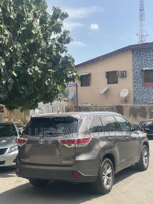 Toyota Highlander XLE 4dr SUV AWD (3.5L 6cyl 6A) 2014 Gray