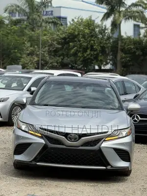 Toyota Camry 2018 Silver