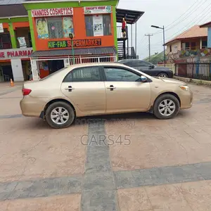 Toyota Corolla 2012 Gold
